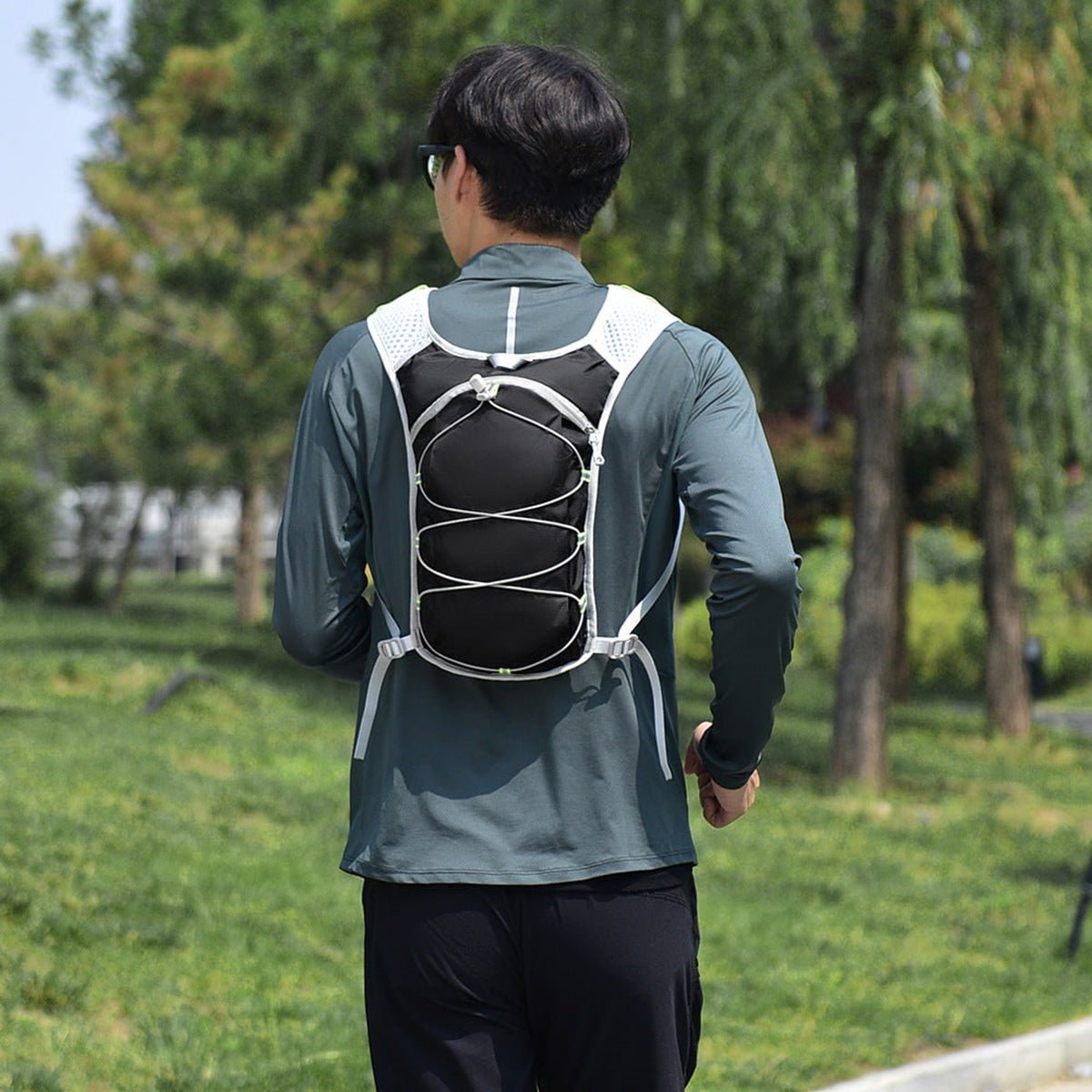 Hydration Vest With Detachable Bladder And Mesh Back Panel For Breathability - Image 1