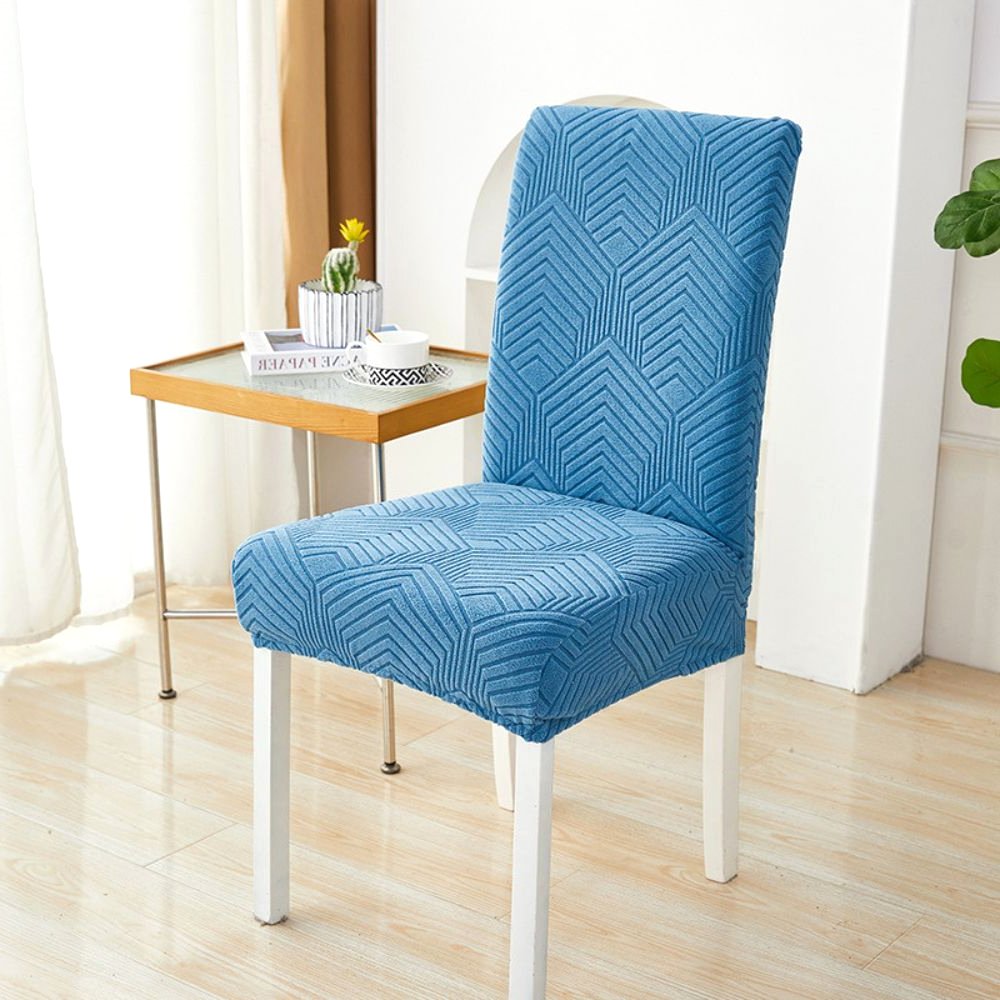 Velvet Haven Stretch-Jacquard-Stuhlbezug in Ozeanblau mit Chevron-Maze-Muster, das seine dehnbare Passform an einem Esszimmerstuhl zeigt. Idealer Möbelschutz für moderne Wohndekoration.